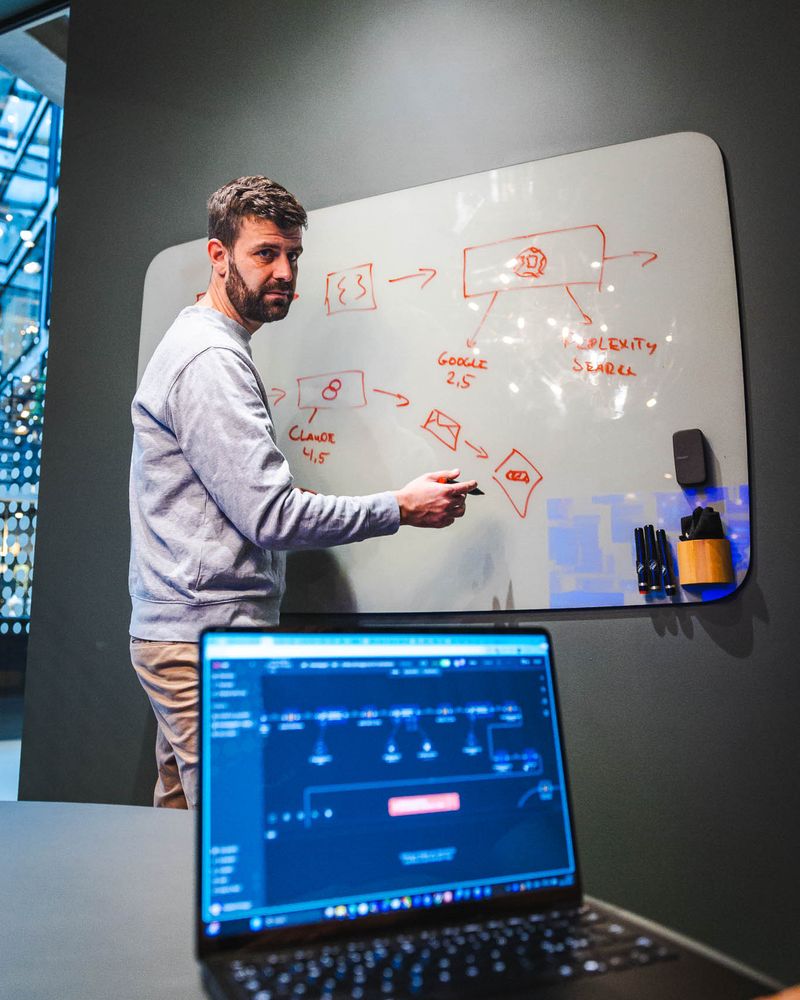 Jacob forklarer datagrundlag på whiteboard under AI Vision workshop med billeder og dokumenter