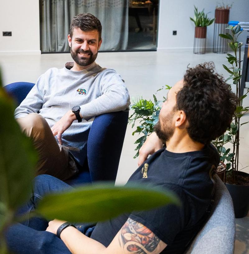 Jacob og samarbejdspartner taler i mødelokale om AI konsulent opgaver i virksomheden
