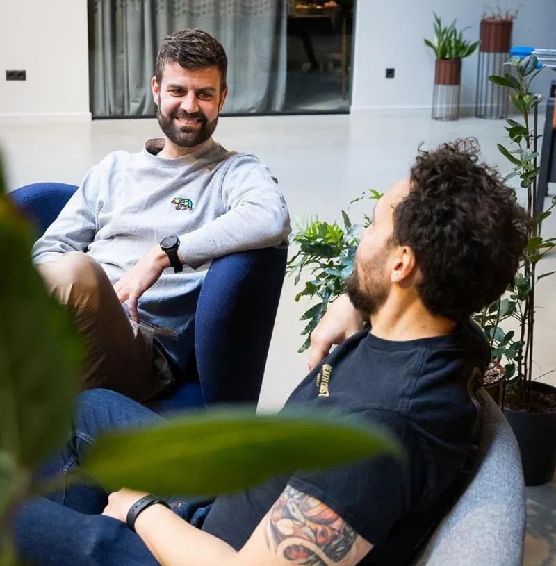 Jacob og samarbejdspartner taler i mødelokale om AI konsulent opgaver i virksomheden