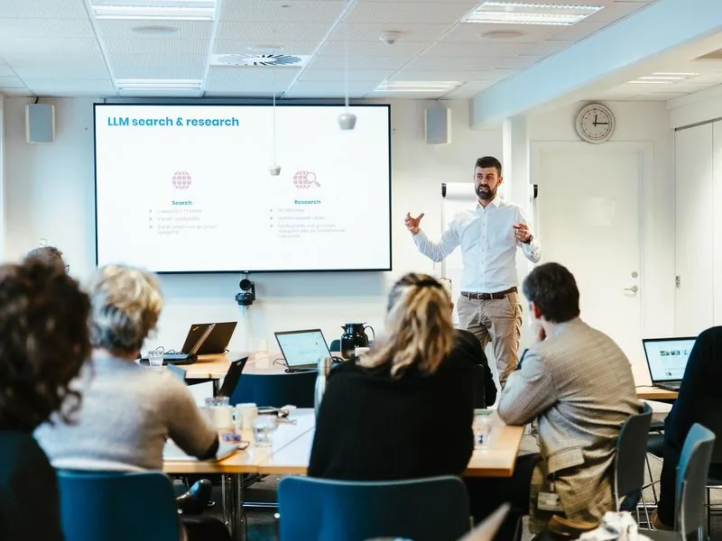 Jacob underviser kursister i LLM search og research på Claude kursus i et lyst mødelokale
