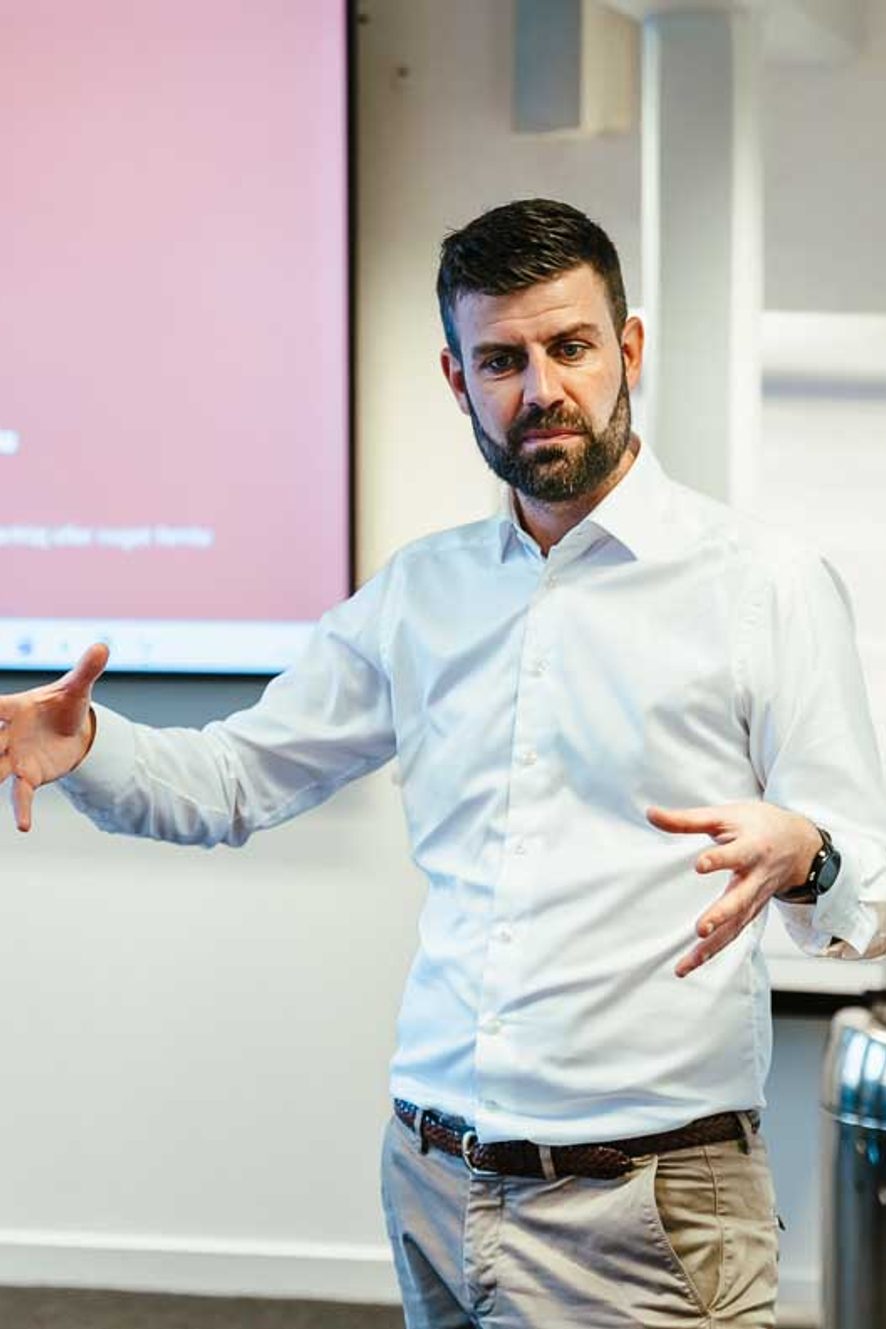 Jacob præsenterer ved skærm om AI konsulent hjælp og praktisk brug af kunstig intelligens