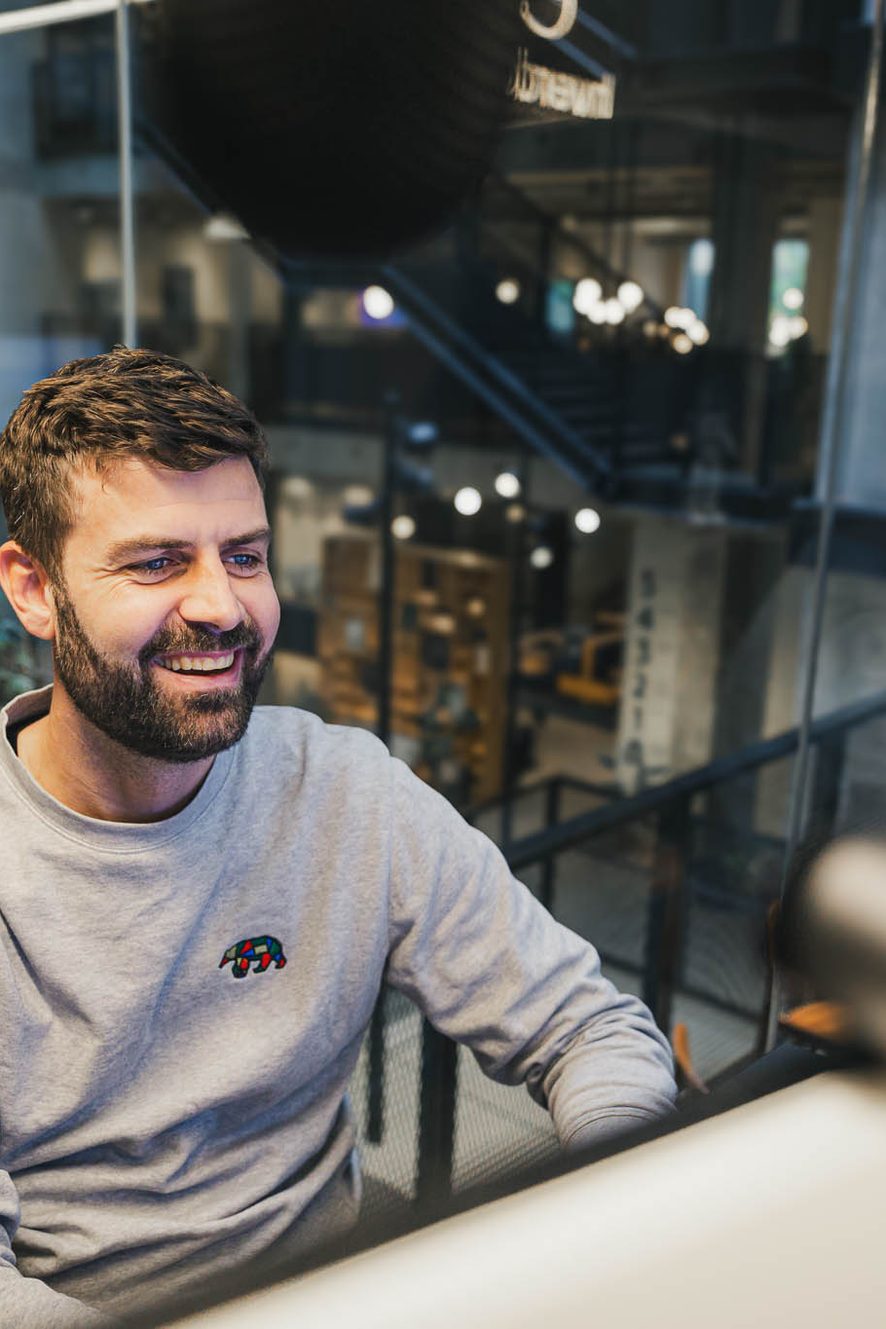 Jacob arbejder ved en computerskærm i HverdagsAIs kontor til afklaring af OpenClaw opsætning