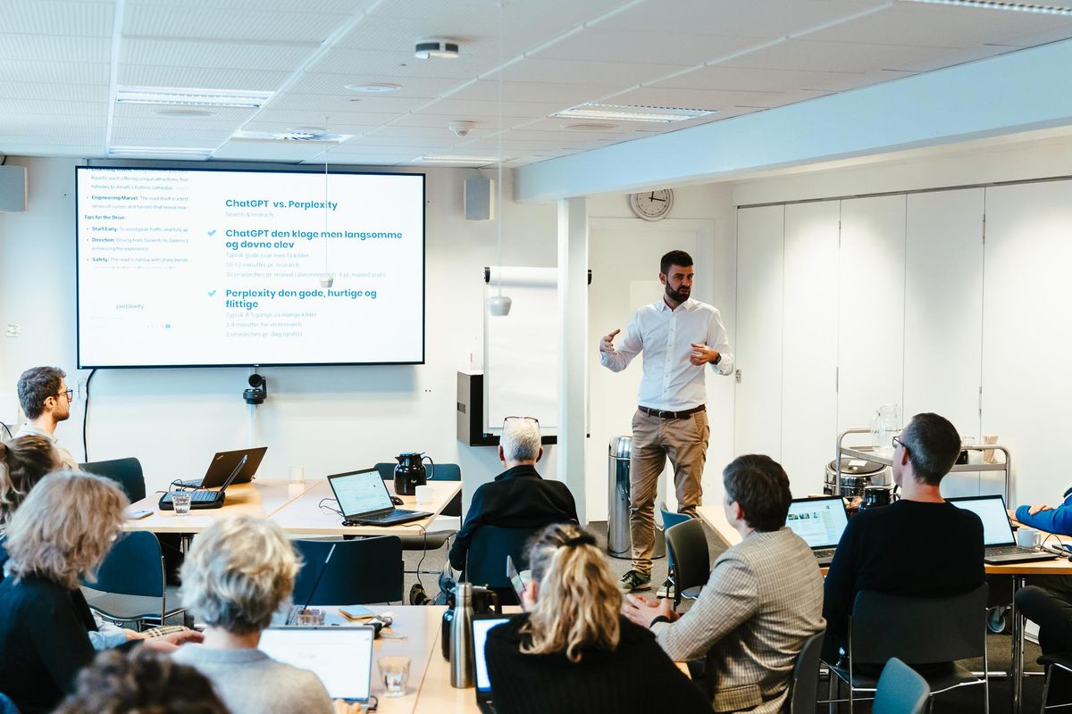Kursister på AI kursus i undervisningslokale