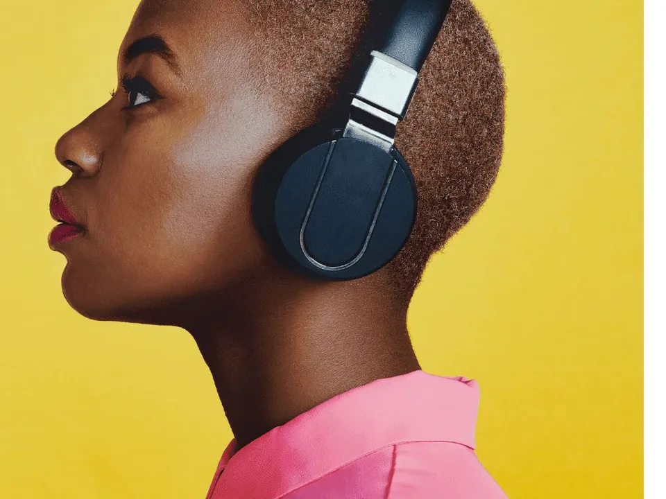 Kvinde der lytter til musik
