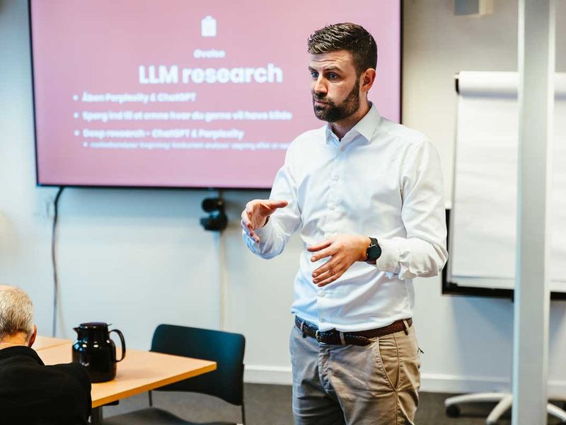 Jacob Lynov Mindak underviser på AI kursus