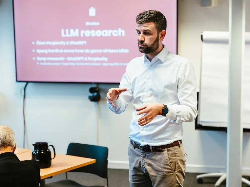 Jacob Lynov Mindak underviser på AI kursus