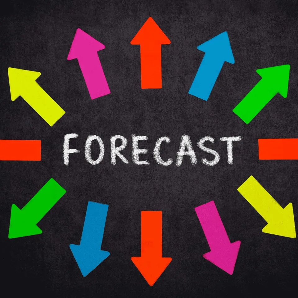 Forecast skrevet på med kridt på en sort tavle, pile i forskellige farver peger i hver sin retning fra midten og ud.