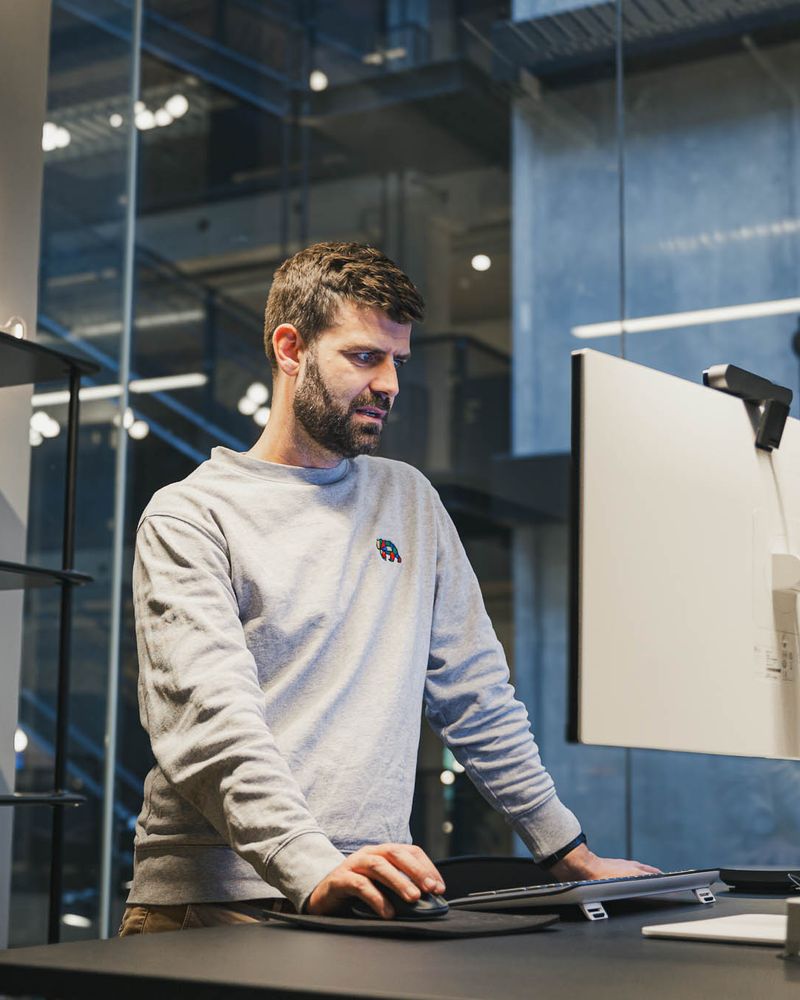 Jacob ved arbejdsstation i HverdagsAI kontor under teknisk afklaring af OpenClaw gateway
