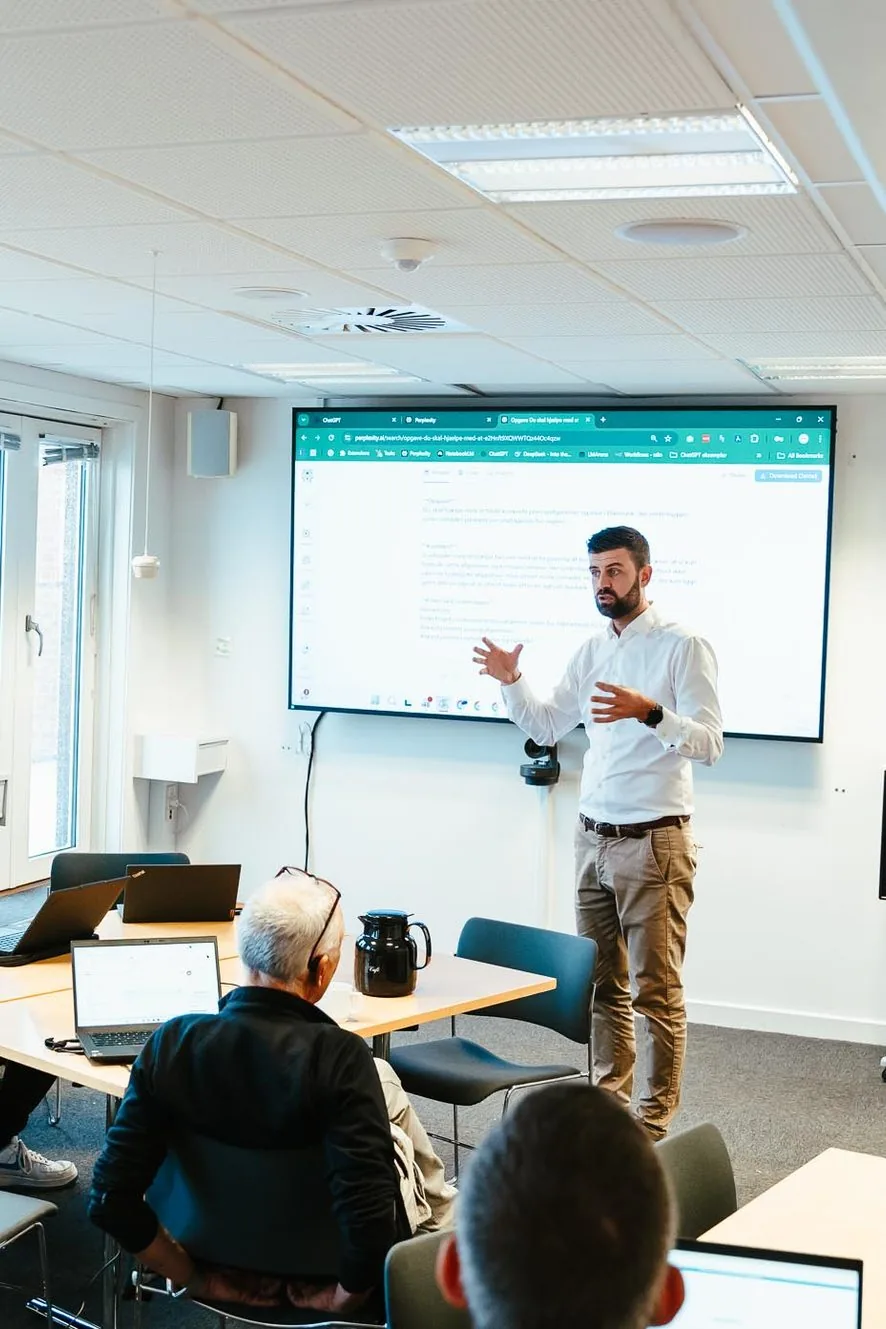 Jacob underviser deltagere om AI rådgivning, strategi og praktisk brug af kunstig intelligens