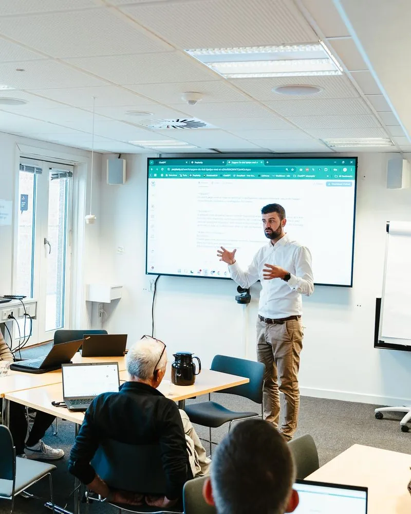 Jacob underviser deltagere om AI rådgivning, strategi og praktisk brug af kunstig intelligens