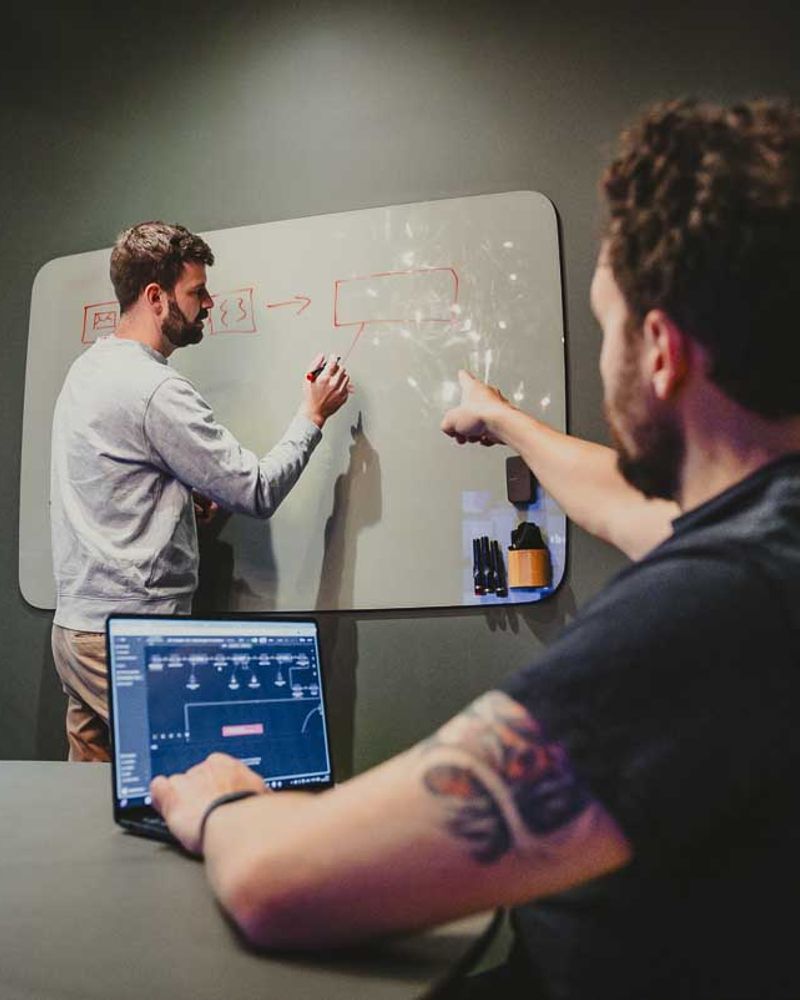Whiteboard med proceskortlægning til RPA automatisering og færre manuelle arbejdsgange