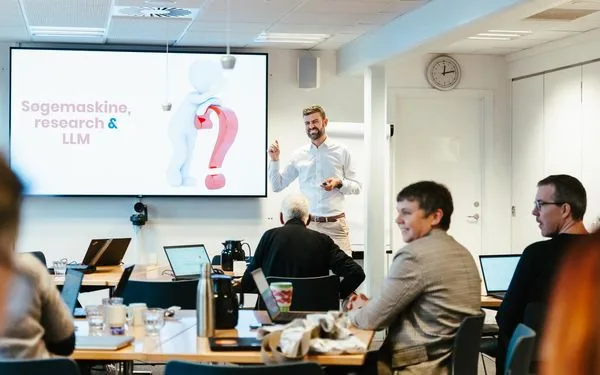 Jacob underviser deltagere med laptops på et AI kursus, hvor læring bliver til AI kultur i hverdagen.