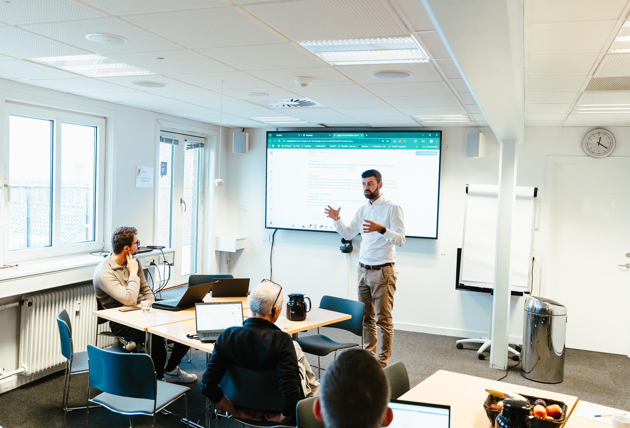 Jacob Lynov Mindak (underviser) og kursister på AI kursus hos Region Hovedstaden