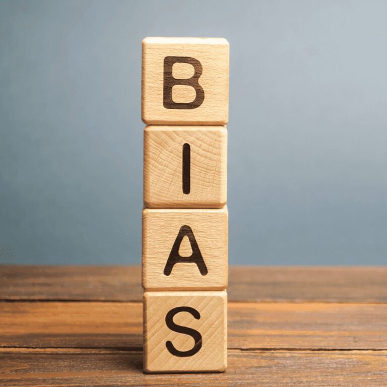 Klodser der er stablet og staver ordet bias.