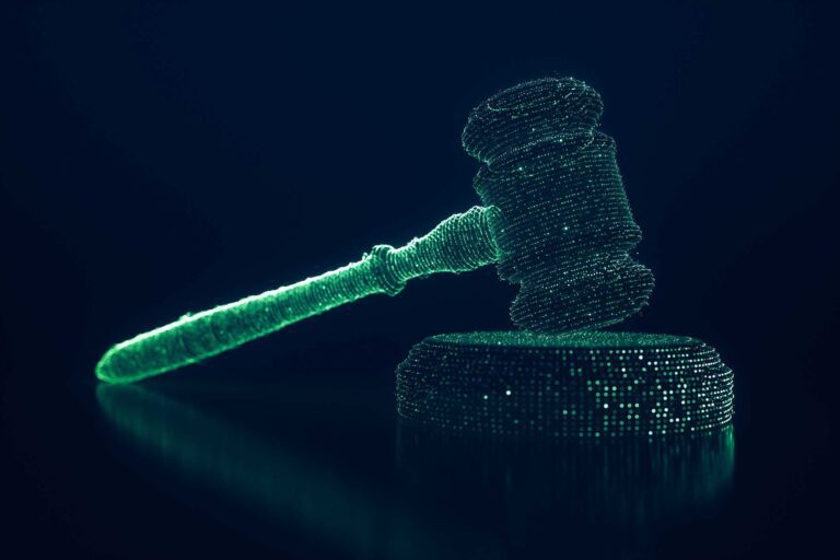 En hammer som dommeren bruger i en retssal, men lavet i matrixstil. Lovgivningen er en central del på vores AI kurser.