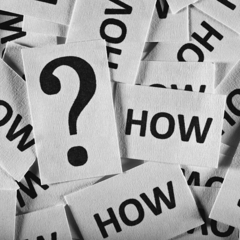 Papirlapper hvor der står "How" og "?". Hvordan fungerer generativ AI?