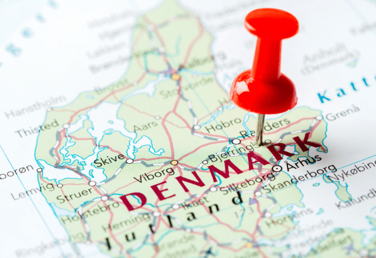 Danmarks kort med nål. Vores AI kursus afholdes i København, Aarhus og Odense. Og dækker dermed hele landet.