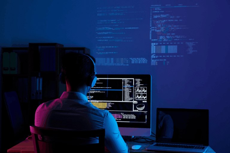 Billede af mand, som sidder foran en laptop computer og arbejder for at vise at det er muligt at lave et hurtigt pilot projekt som en del af vores AI automation service.