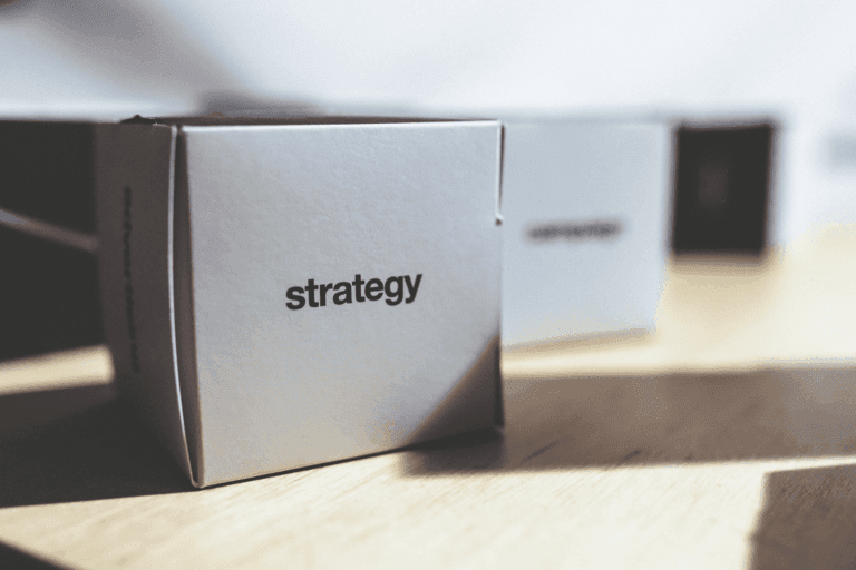Billede af en papæske hvor der står strategy, for at vise den strategiske forankring en AI rådgiver kan hjælpe med at sikre.