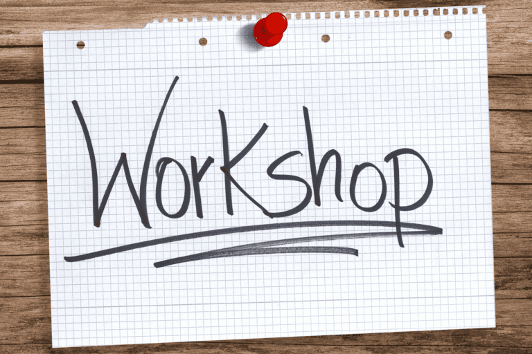 Billede af et stykke papir hvor der står workshop, så folk kan se, at en AI konsulent også kan facilitere en workshop.